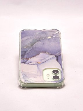 Hafif arka planda eflatun çantalı modern akıllı telefon.