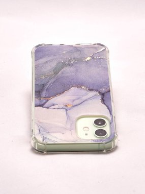 Hafif arka planda eflatun çantalı modern akıllı telefon.