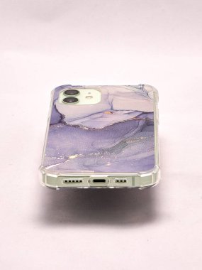 Hafif arka planda eflatun çantalı modern akıllı telefon.