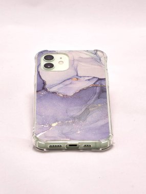 Hafif arka planda eflatun çantalı modern akıllı telefon.