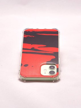 Kırmızı çantalı modern bir akıllı telefon.