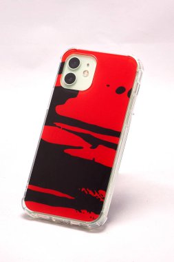 Kırmızı çantalı modern bir akıllı telefon.