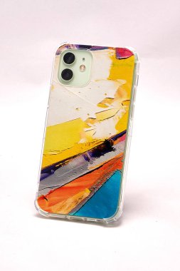 Açık arkaplan üzerinde çok renkli bir çantada modern akıllı telefon