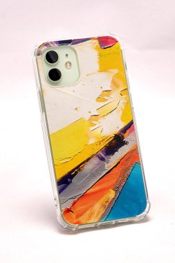 Açık arkaplan üzerinde çok renkli bir çantada modern akıllı telefon