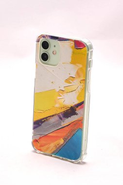 Açık arkaplan üzerinde çok renkli bir çantada modern akıllı telefon