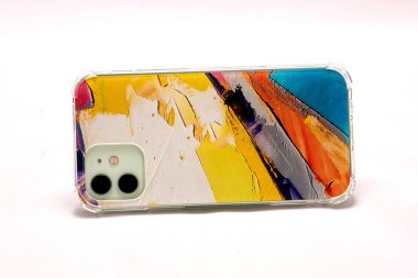 Açık arkaplan üzerinde çok renkli bir çantada modern akıllı telefon