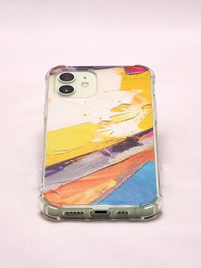 Açık arkaplan üzerinde çok renkli bir çantada modern akıllı telefon