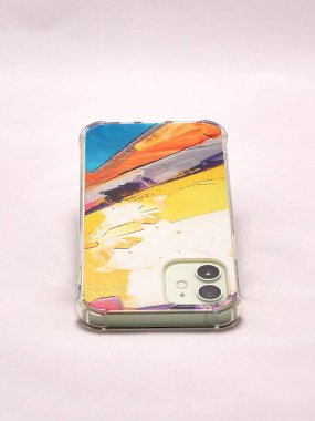 Açık arkaplan üzerinde çok renkli bir çantada modern akıllı telefon