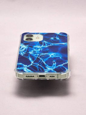 Açık arkaplan üzerinde mavi bir çantada modern akıllı telefon