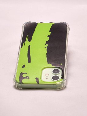 Yeşil bir çantada, arka planda modern akıllı telefon.