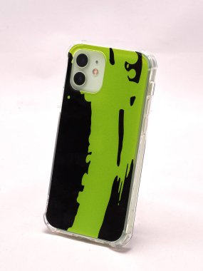 Yeşil bir çantada, arka planda modern akıllı telefon.