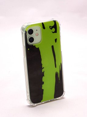 Yeşil bir çantada, arka planda modern akıllı telefon.