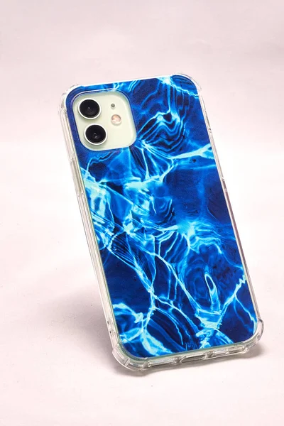 Açık arkaplan üzerinde mavi bir çantada modern akıllı telefon