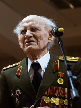 Moskova, Rusya - 26.11.2018: Rosgvardia 'nın kamu düzeninin korunması için Moskova' da, İkinci Dünya Savaşı gazisi ve Albay Dmitry Semenovich Goryainov 'un iç birlikleri yüzüncü yılı vesilesiyle onurlandırıldı.