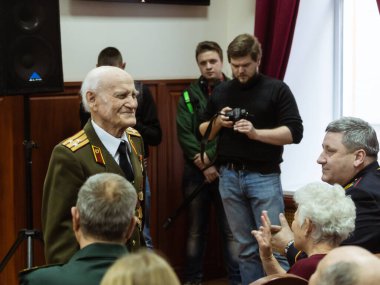 Moskova, Rusya - 26.11.2018: Rosgvardia 'nın kamu düzeninin korunması için Moskova' da, İkinci Dünya Savaşı gazisi ve Albay Dmitry Semenovich Goryainov 'un iç birlikleri yüzüncü yılı vesilesiyle onurlandırıldı.