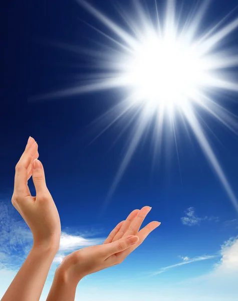 Händer, sol och blå himmel med copyspace — Stockfoto