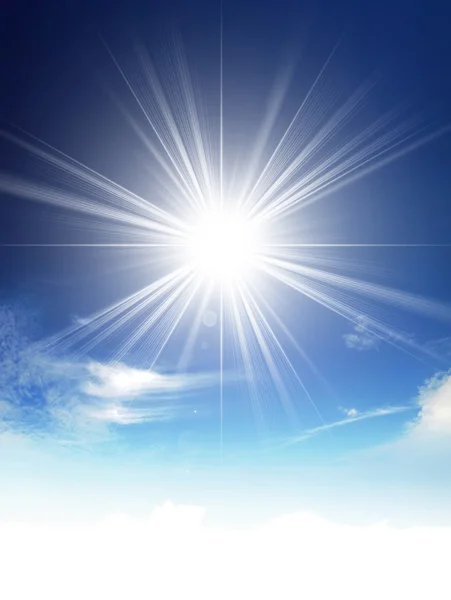 Sol brilhante no céu azul claro com espaço de cópia — Fotografia de Stock