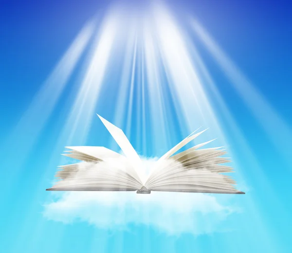 Otwórz książkę w zielonej trawie na światło niebieskie niebo i słońce — Zdjęcie stockowe