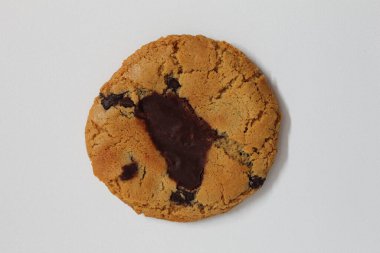 Bir çikolatalı kurabiye, erimiş çikolata, üst ya da düz bir zemin, beyaz arka planda izole edilmiş.