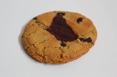 Bir çikolatalı kurabiye, erimiş çikolata, beyaz arka planda izole edilmiş.