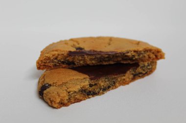 Çikolatalı yumuşak kurabiye, erimiş çikolata, beyaz arka planda izole edilmiş.