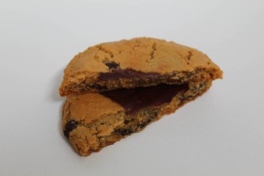 Çikolatalı yumuşak kurabiye, erimiş çikolata, beyaz arka planda izole edilmiş.