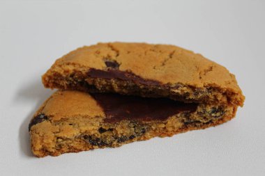 Çikolatalı yumuşak kurabiye, erimiş çikolata, beyaz arka planda izole edilmiş.