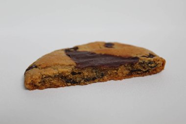 Çikolatalı yumuşak kurabiye, erimiş çikolata, beyaz arka planda izole edilmiş.