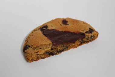 Çikolatalı yumuşak kurabiye, erimiş çikolata, beyaz arka planda izole edilmiş.