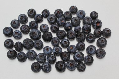 Beyaz arka planda yaban mersini meyveleri, düz ya da üst görünüm