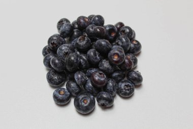 Beyaz arka planda yaban mersini yığını.