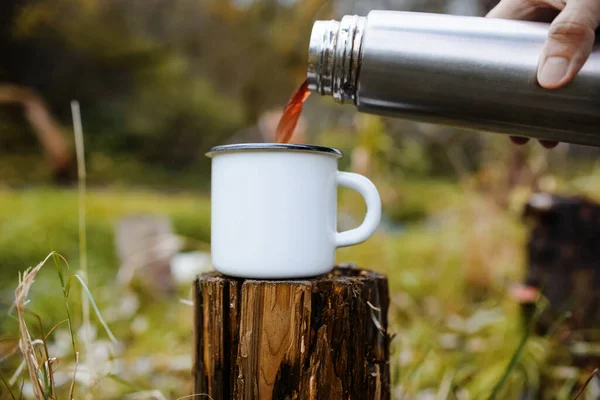 Person Gießt Heißen Tee Aus Einer Thermoskanne Einen Becher Ausschneiden — Stockfoto