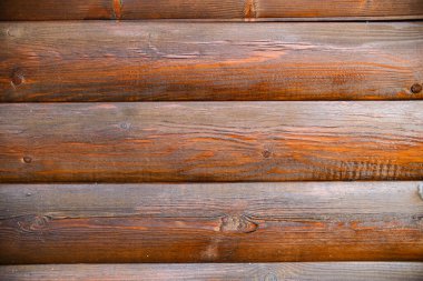 Kaliteli ahşap doku. Koyu kırmızı kütükler kapanıyor. Günlük evi