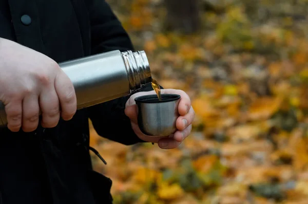 Mann Gießt Heißgetränk Aus Thermoskanne Becher Männliche Hände Großaufnahme Mit — Stockfoto