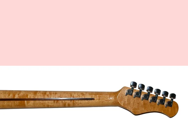 木制吉他挡板 白色背景隔离 浅粉色背景的复制空间 平躺在床上音乐博客概念 — 图库照片