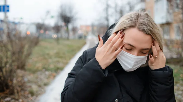 Une Jeune Femme Avec Masque Médical Dehors Une Fille Qui — Photo