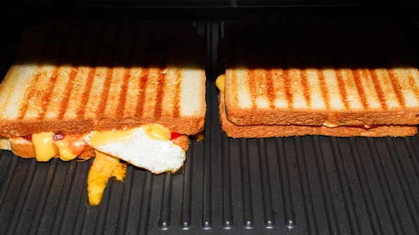 Sandwiches Vom Grill Großaufnahme Toast Mit Geschmolzenem Käse Zum Frühstück — Stockfoto