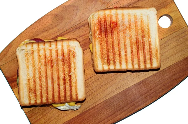 木制木板上的三明治 白色背景隔离 烤奶酪和鸡蛋 新鲜的早餐 平躺在床上 — 图库照片