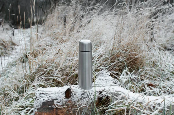 木の切り株 冬の森の上に立つ真空魔法瓶 鋼旅行フラスコ コンセプト暑い冬の飲み物 ハイキング — ストック写真