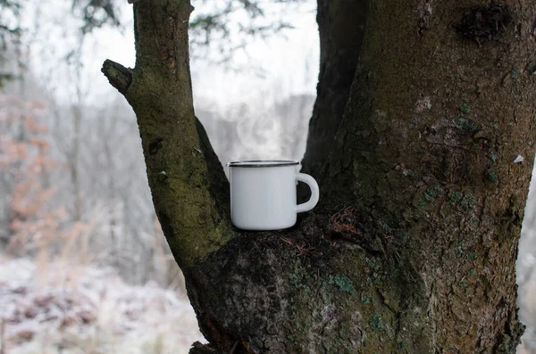 Tasse Acier Avec Une Boisson Chaude Debout Sur Arbre Fond — Photo