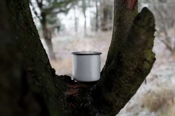 Caneca Aço Com Uma Bebida Quente Uma Árvore Close Fundo — Fotografia de Stock