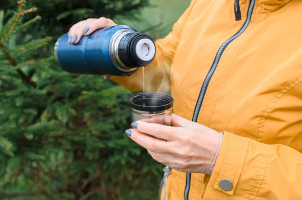 Femme Âgée Versant Thé Chaud Dehors Dans Forêt Gros Plan — Photo