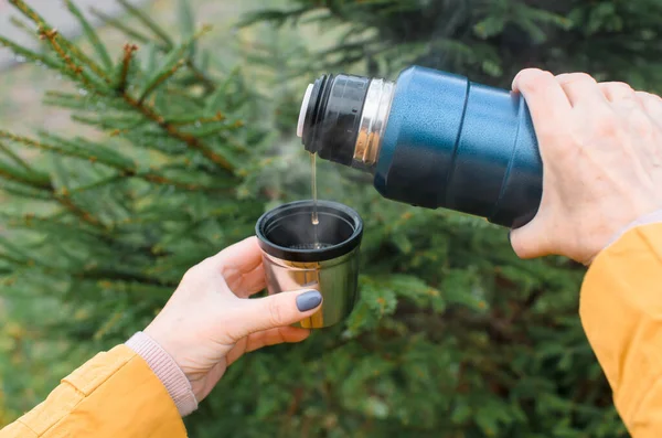 Weibliche Hände Gießen Heißen Tee Aus Einer Thermoskanne Großaufnahme Ein — Stockfoto