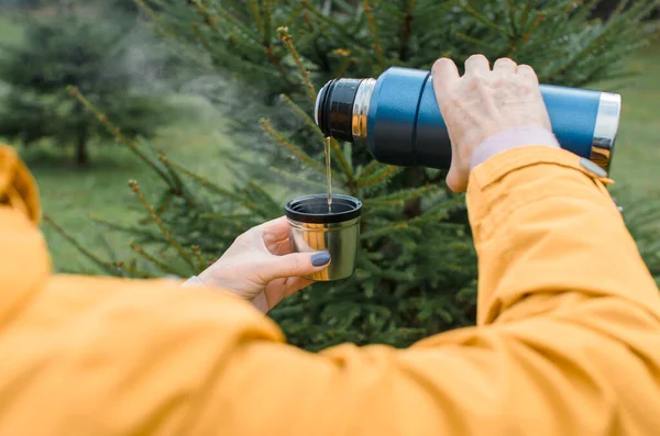 Ältere Frau Gießt Heißen Tee Den Wald Freien Großaufnahme Weiblicher — Stockfoto