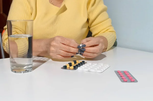 高齢の女性は薬を開く 薬のパッケージを保持する女性の手のクローズアップ 治療の概念 病気の退職 — ストック写真