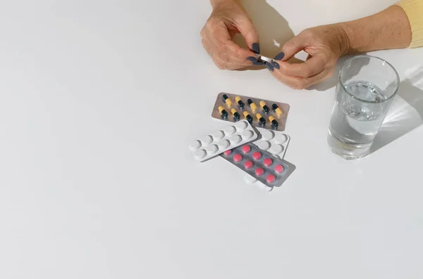 高齢の女性は薬を開く 閉じ薬のパッケージを保持する女性の手のアップ 白い背景コピースペース 治療の概念 病気の退職 — ストック写真