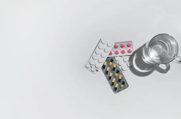 Különböző Színű Gyógyszerészeti Tabletták Egy Pohár Víz Kezelési Koncepció Gyógyszerek — Stock Fotó