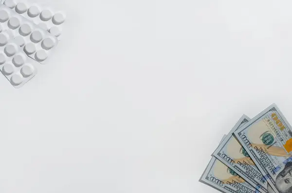 Beyaz Arka Planda Yüz Dolarlık Banknotlar Ilaçlar Var Uzayı Kopyala — Stok fotoğraf