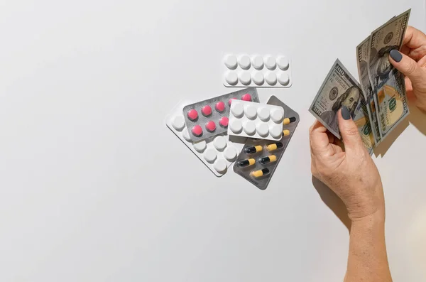 Yaşlı Bir Kadının Elleri Para Tutuyor Tabletler Beyaz Masa Üst — Stok fotoğraf