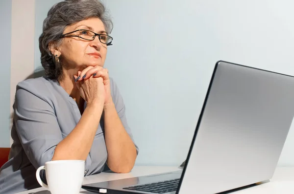 Portrait Senior Woman Using Laptop Elderly Woman Pensively Looking Side — Stock Photo, Image